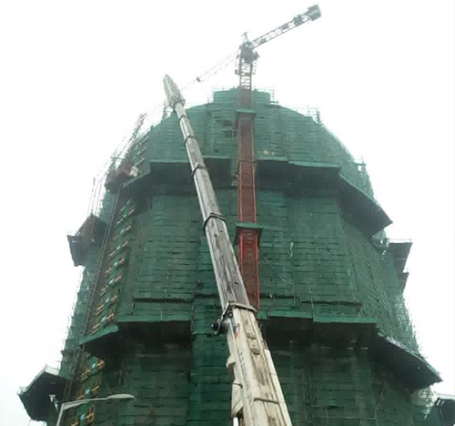 西峡吊车在工地上作业
